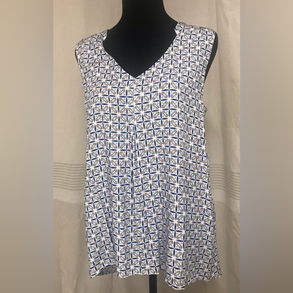 New! Tommy Bahamas lightweight top